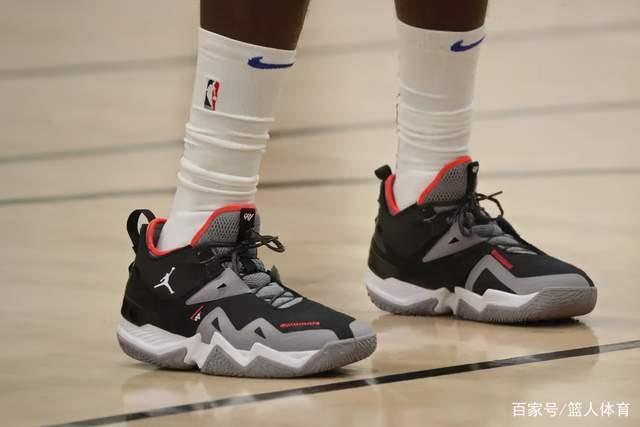 哈利伯顿绝杀米德尔顿42分 步行者险胜雄鹿2-1